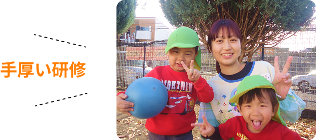 子ども二人と一緒に写る女性保育士